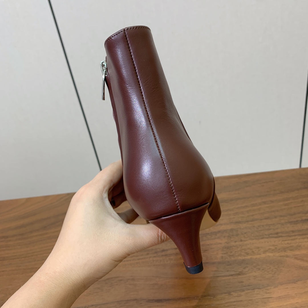 【Gianvit* Ross*】小猫跟短靴。精致的鞋楦，款式时尚。女人味十足。非常值得推荐给你们材质：鞋
