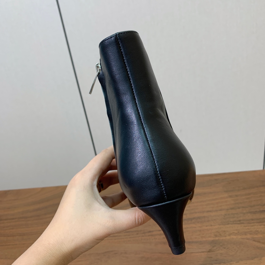 【Gianvit* Ross*】小猫跟短靴。精致的鞋楦，款式时尚。女人味十足。非常值得推荐给你们材质：鞋