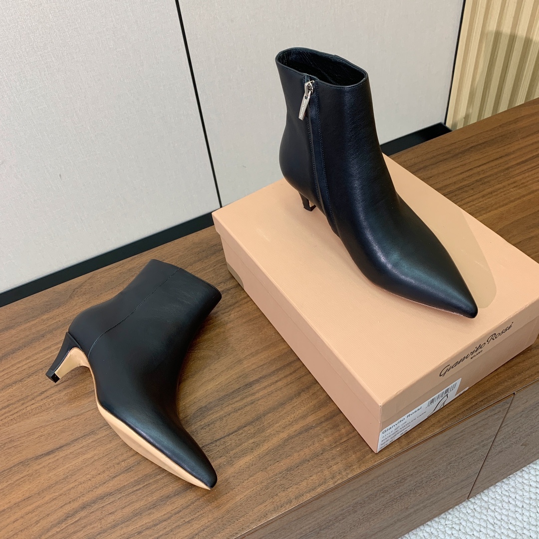 【Gianvit* Ross*】小猫跟短靴。精致的鞋楦，款式时尚。女人味十足。非常值得推荐给你们材质：鞋