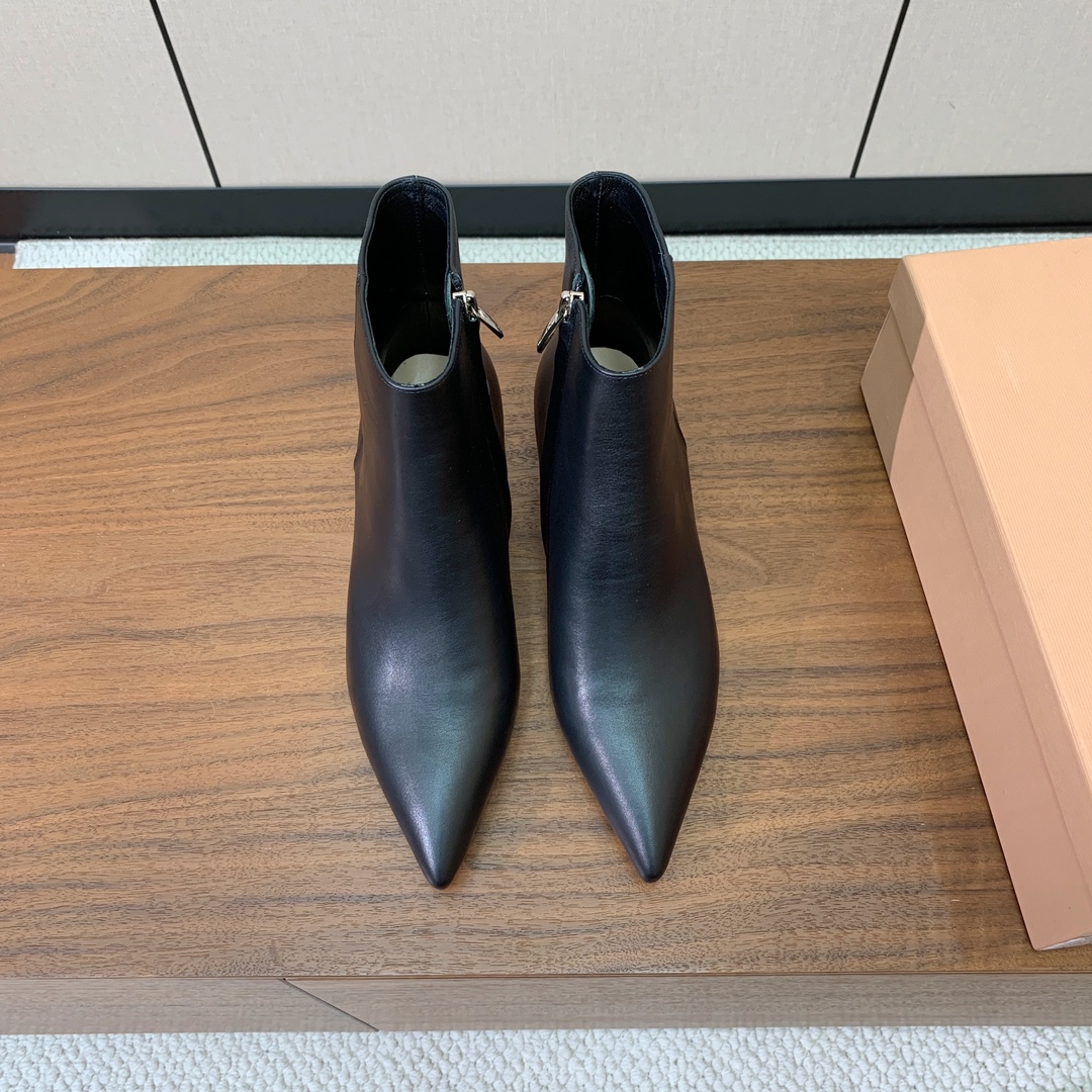 【Gianvit* Ross*】小猫跟短靴。精致的鞋楦，款式时尚。女人味十足。非常值得推荐给你们材质：鞋
