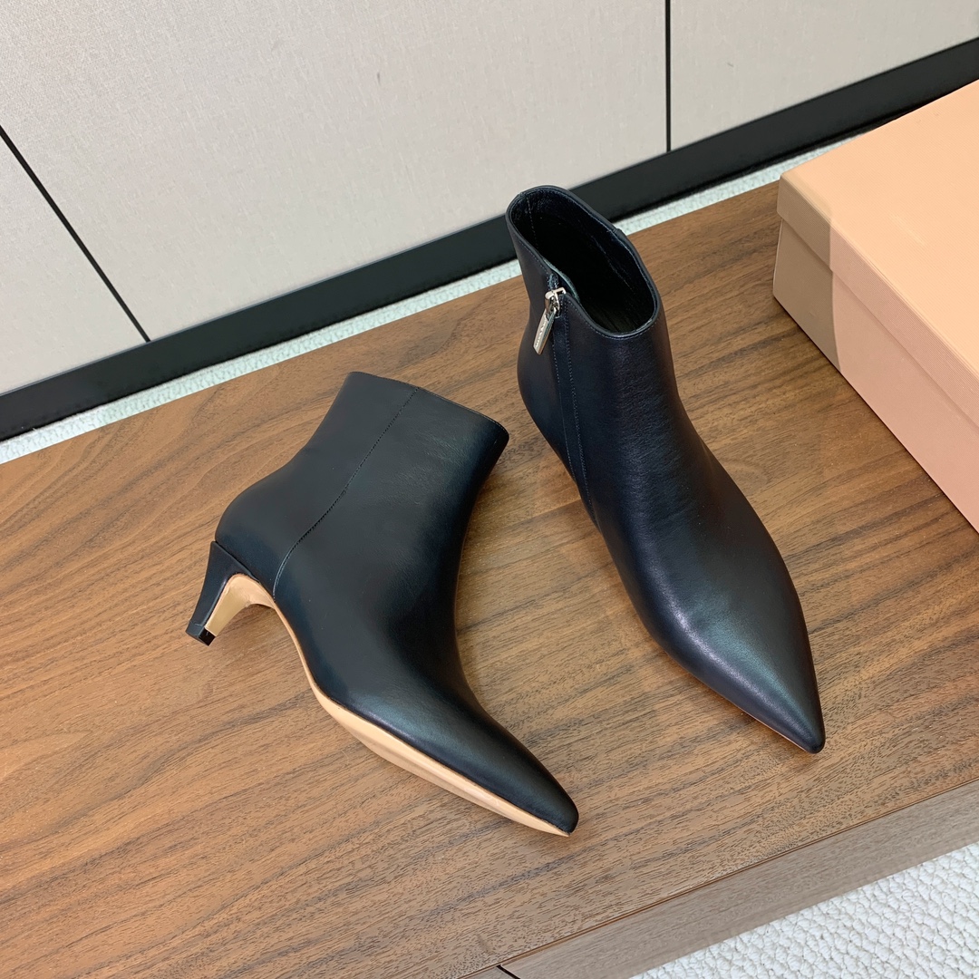 【Gianvit* Ross*】小猫跟短靴。精致的鞋楦，款式时尚。女人味十足。非常值得推荐给你们材质：鞋