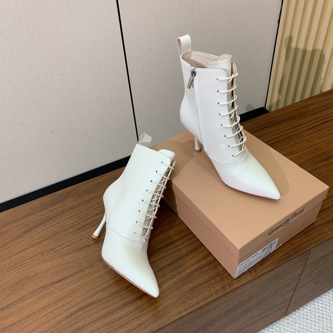 【Gianvit* Ross*】系带高跟短靴。精致的鞋楦，款式时尚。女人味十足。非常值得推荐给你们材质：