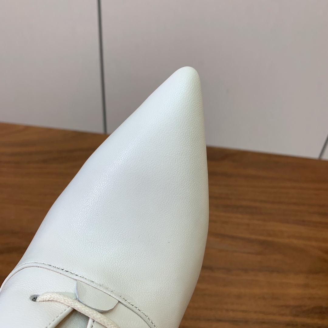 【Gianvit* Ross*】系带高跟短靴。精致的鞋楦，款式时尚。女人味十足。非常值得推荐给你们材质：