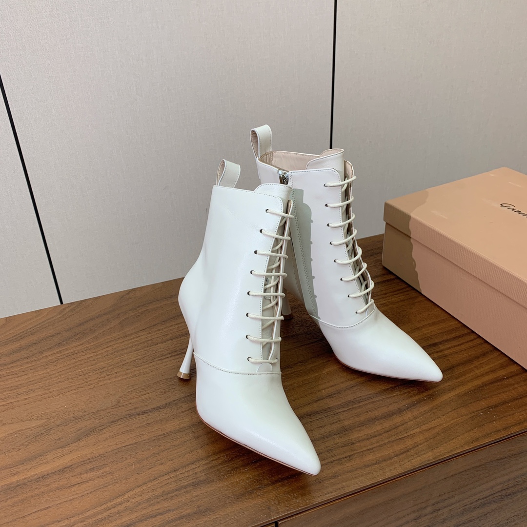 【Gianvit* Ross*】系带高跟短靴。精致的鞋楦，款式时尚。女人味十足。非常值得推荐给你们材质：