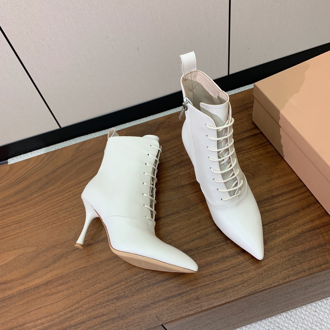 【Gianvit* Ross*】系带高跟短靴。精致的鞋楦，款式时尚。女人味十足。非常值得推荐给你们材质：