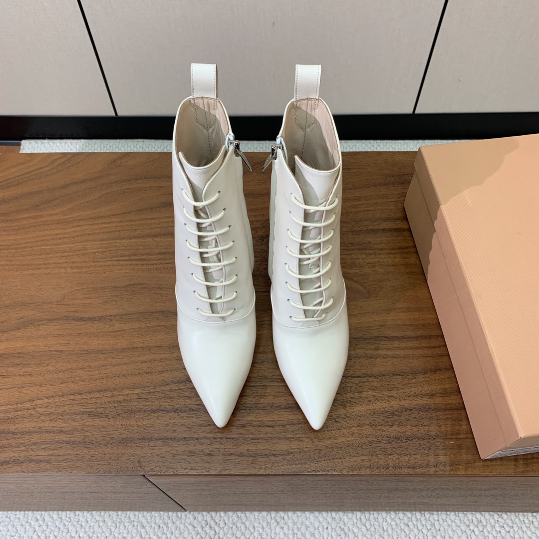 【Gianvit* Ross*】系带高跟短靴。精致的鞋楦，款式时尚。女人味十足。非常值得推荐给你们材质：