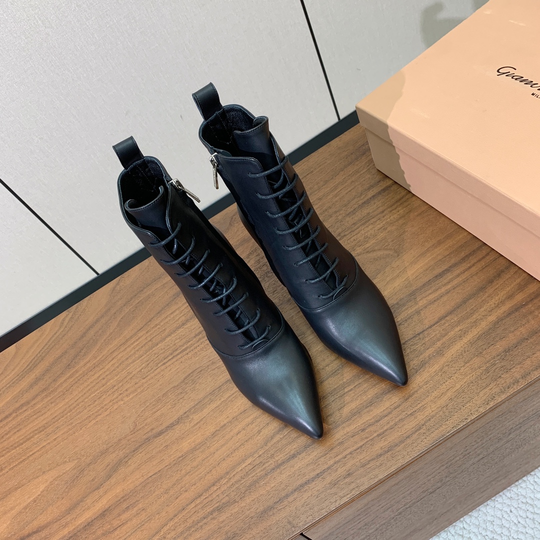 【Gianvit* Ross*】系带高跟短靴。精致的鞋楦，款式时尚。女人味十足。非常值得推荐给你们材质：