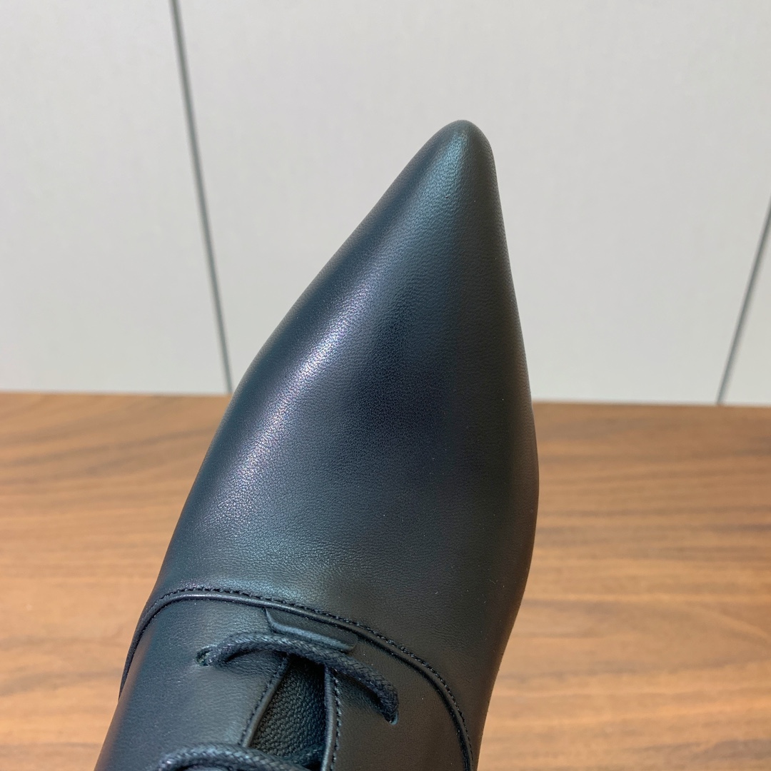 【Gianvit* Ross*】系带高跟短靴。精致的鞋楦，款式时尚。女人味十足。非常值得推荐给你们材质：