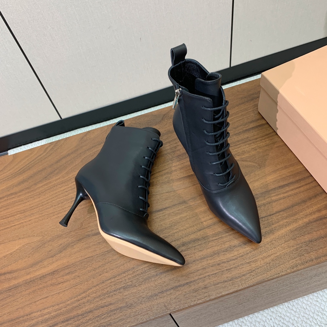 【Gianvit* Ross*】系带高跟短靴。精致的鞋楦，款式时尚。女人味十足。非常值得推荐给你们材质：