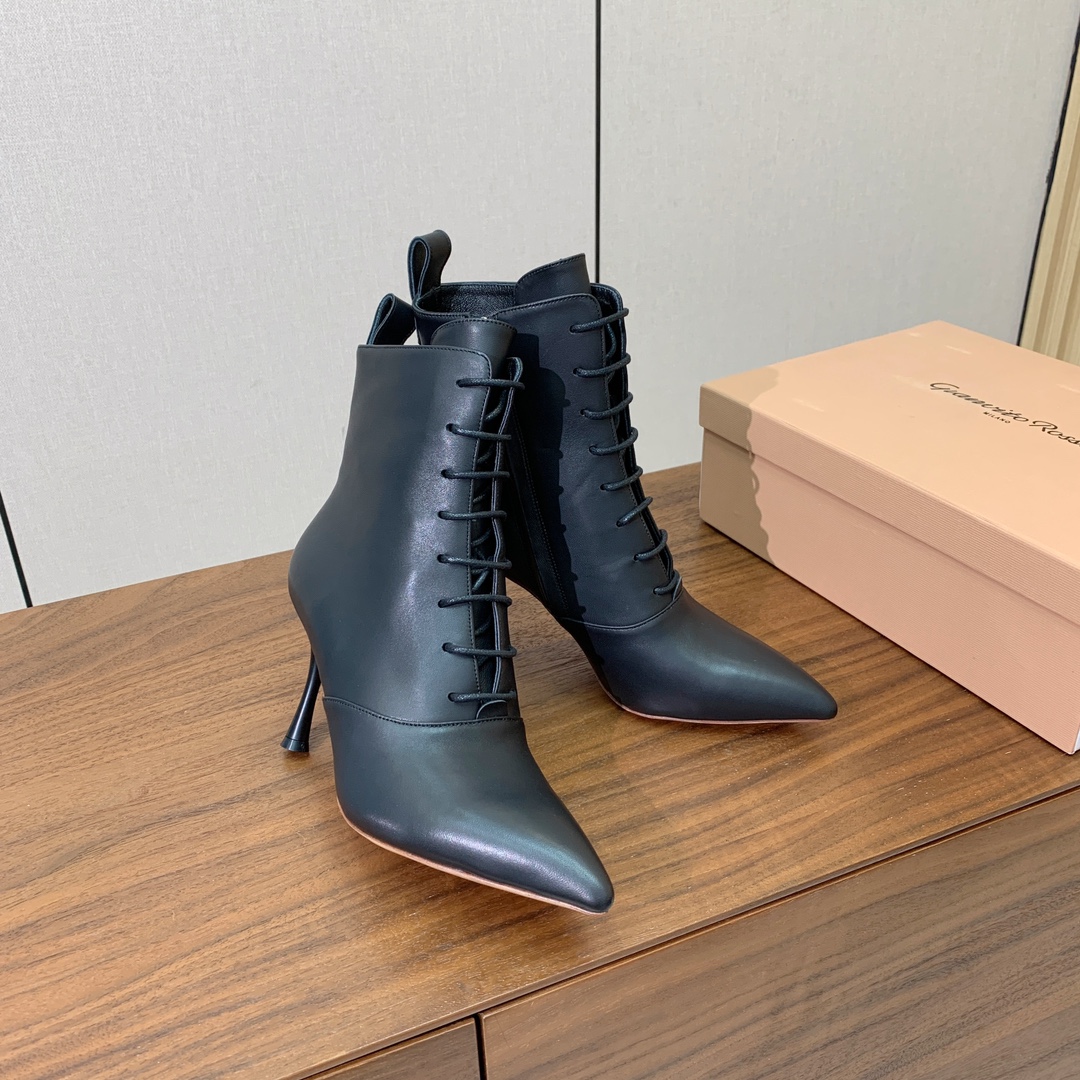 【Gianvit* Ross*】系带高跟短靴。精致的鞋楦，款式时尚。女人味十足。非常值得推荐给你们材质：