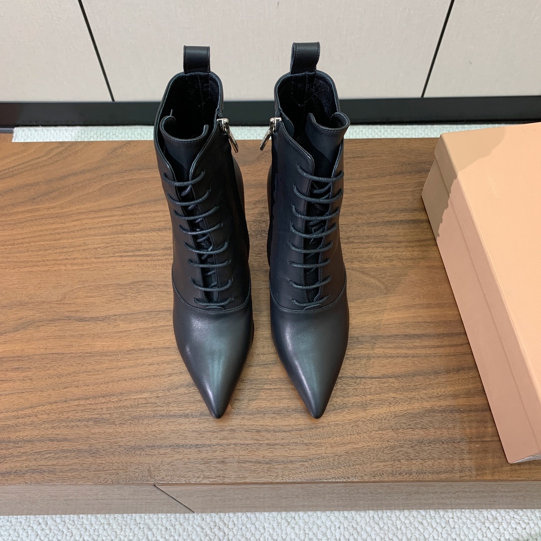 【Gianvit* Ross*】系带高跟短靴。精致的鞋楦，款式时尚。女人味十足。非常值得推荐给你们材质：