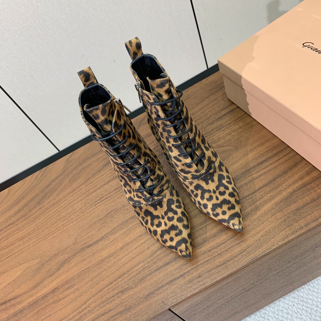 【Gianvit* Ross*】系带高跟短靴。精致的鞋楦，款式时尚。女人味十足。非常值得推荐给你们材质：