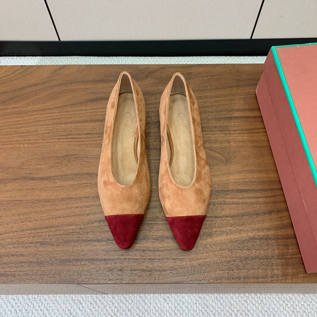 【Loro Piana】拼色单鞋。极简主义风格。属于非常耐看的款式！高级百搭之王。鞋面羊绒。进口真皮大底