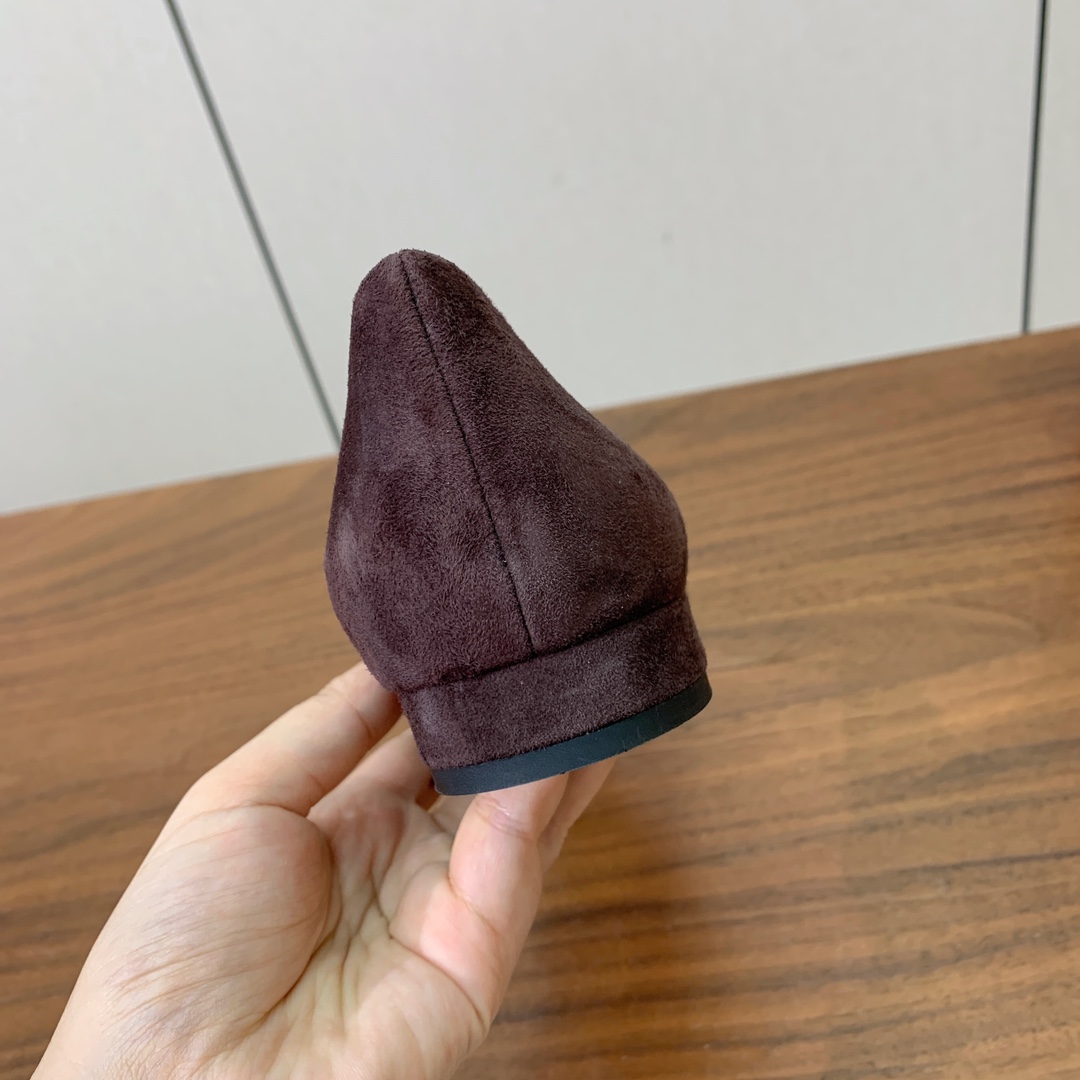 【Loro Piana】拼色单鞋。极简主义风格。属于非常耐看的款式！高级百搭之王。鞋面羊绒。进口真皮大底