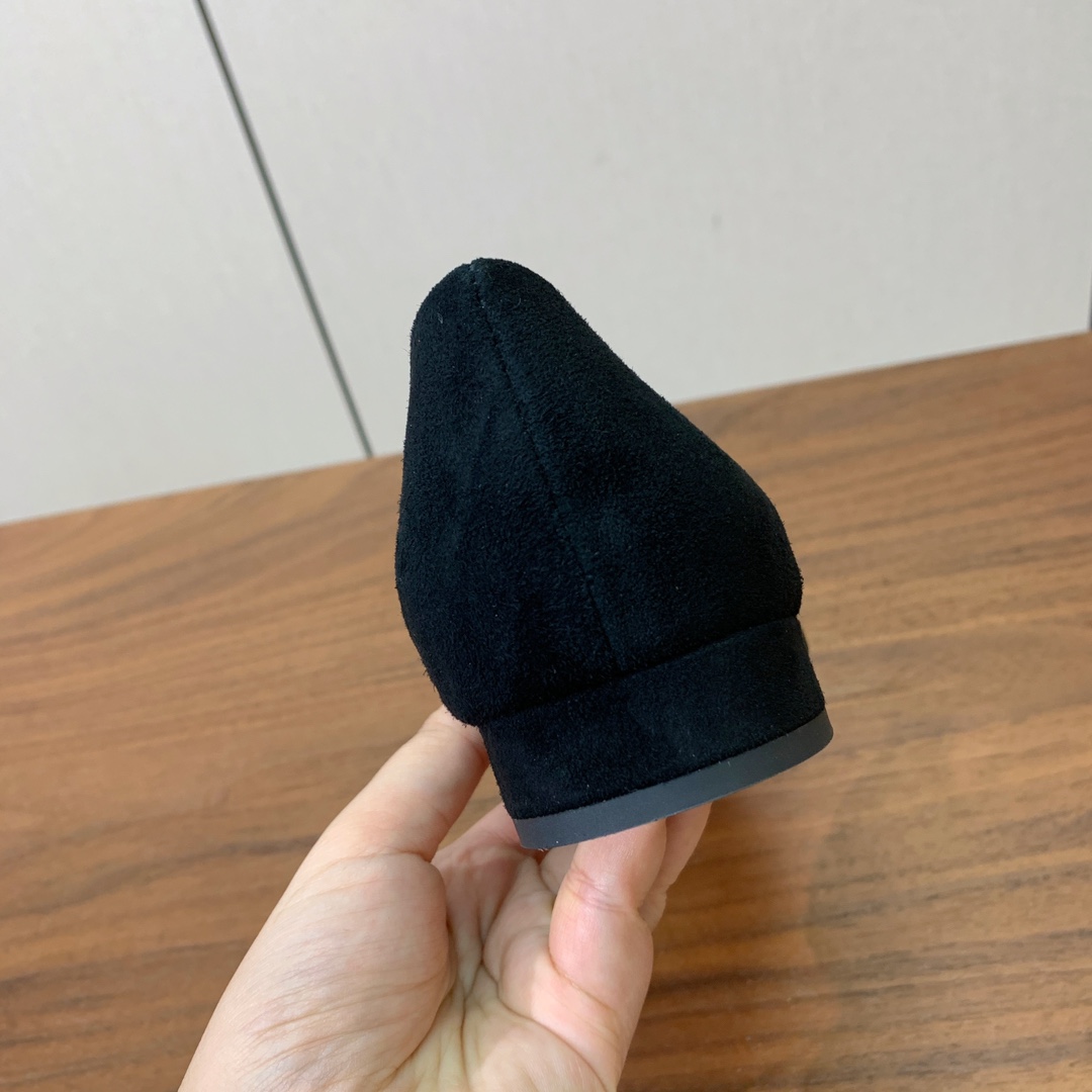 【Loro Piana】拼色单鞋。极简主义风格。属于非常耐看的款式！高级百搭之王。鞋面羊绒。进口真皮大底