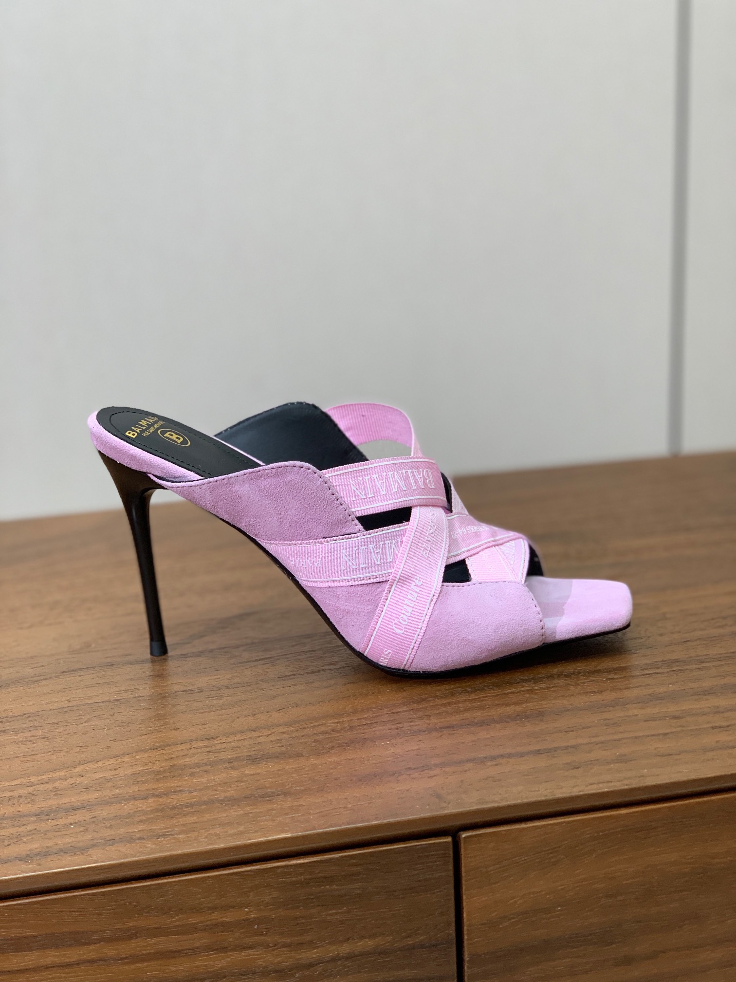 【Bal*ain】织带高跟拖鞋。愈发別致出众，无敌气场、无敌好看。材质：鞋面羊京➕定制Logo织带。牛皮