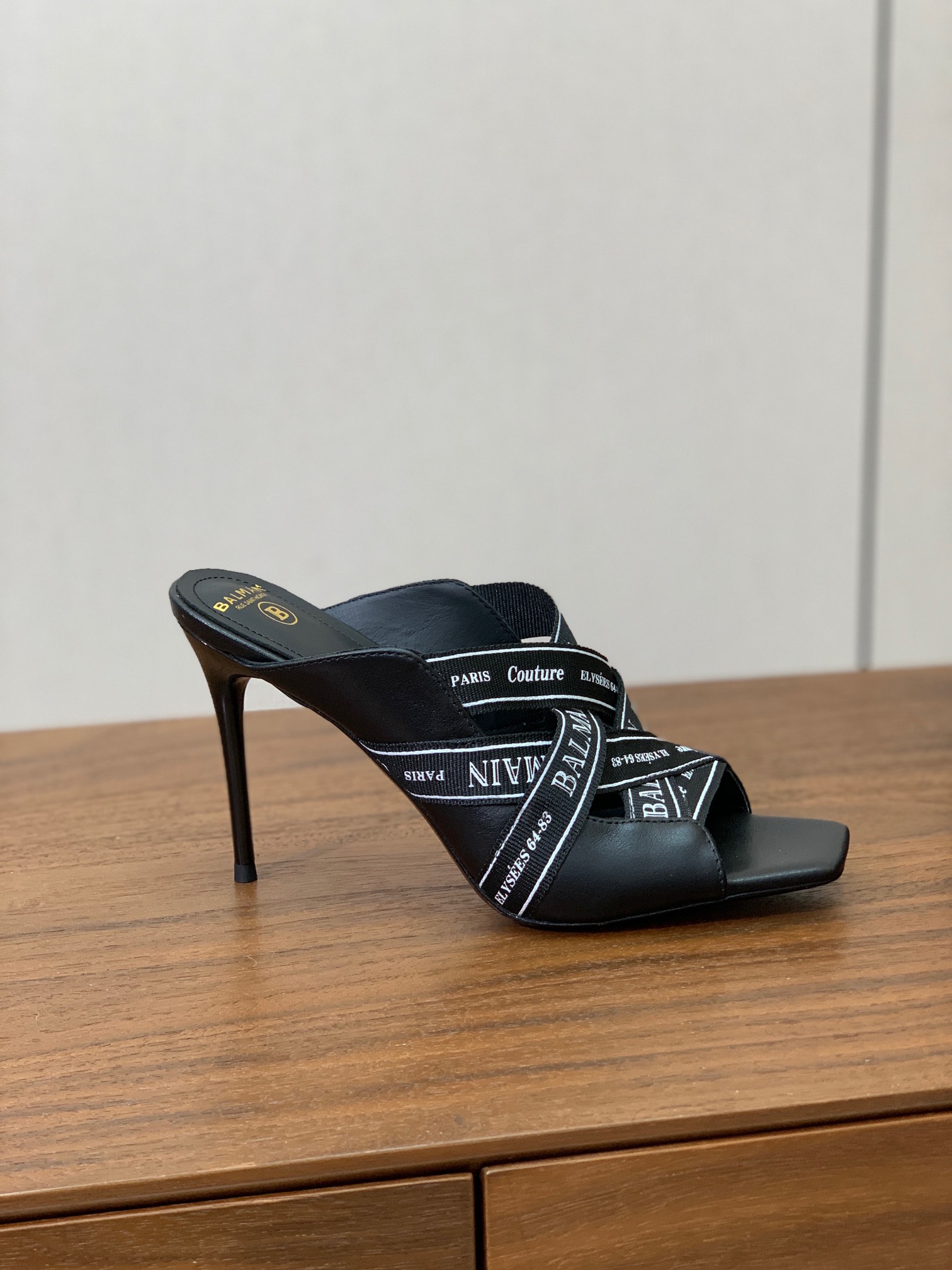 【Bal*ain】织带高跟拖鞋。愈发別致出众，无敌气场、无敌好看。材质：鞋面羊京➕定制Logo织带。牛皮