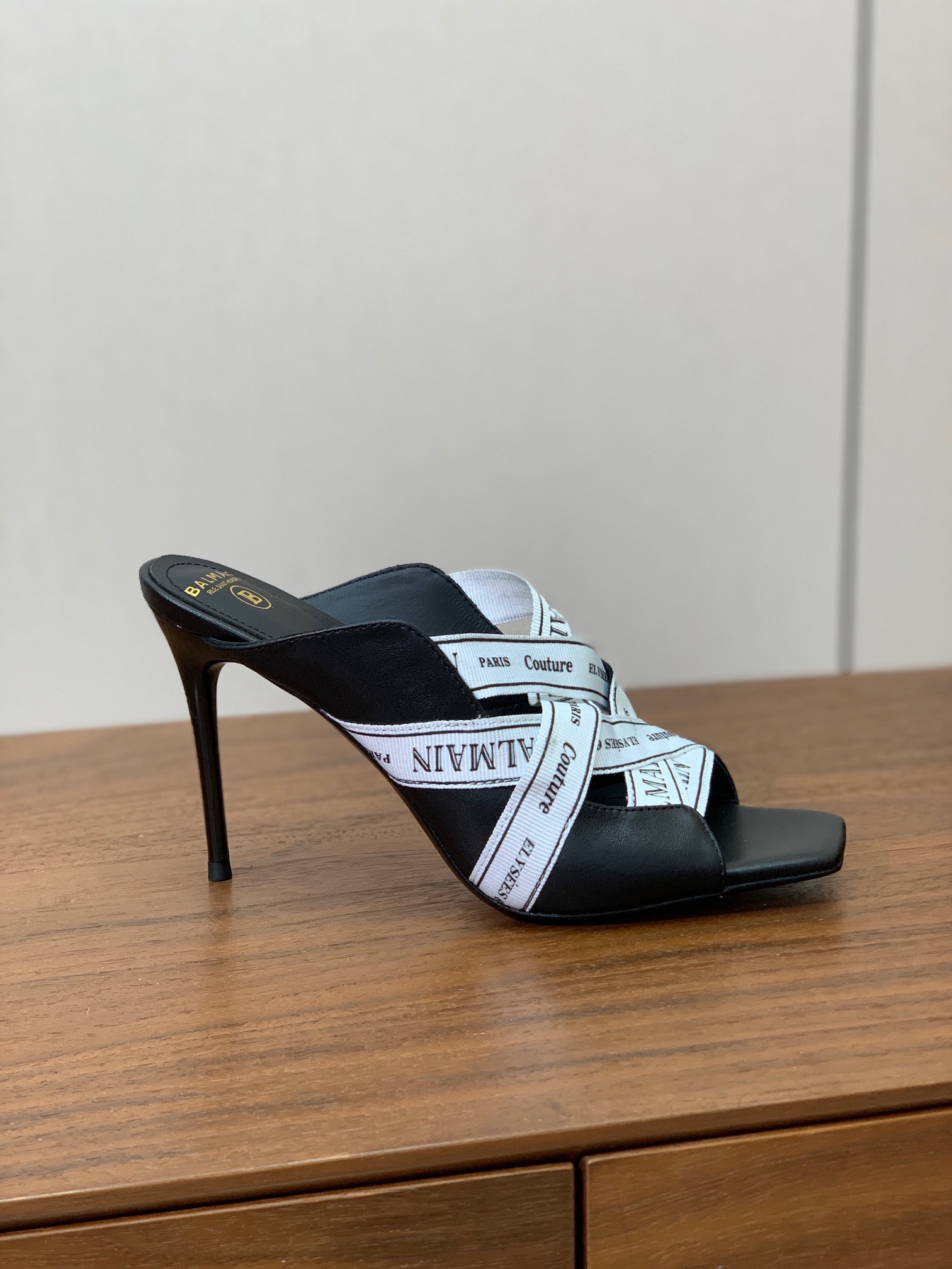 【Bal*ain】织带高跟拖鞋。愈发別致出众，无敌气场、无敌好看。材质：鞋面羊京➕定制Logo织带。牛皮