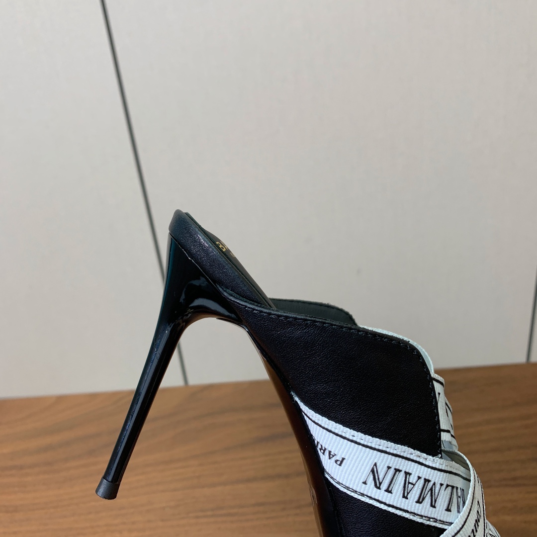 【Bal*ain】织带高跟拖鞋。愈发別致出众，无敌气场、无敌好看。材质：鞋面羊京➕定制Logo织带。牛皮