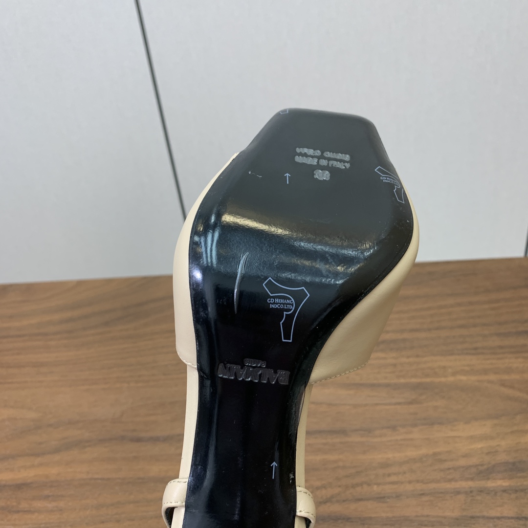 【Bal*ain】链条高跟凉鞋。愈发別致出众，无敌气场、无敌好看。鞋面牛皮，牛皮垫脚。真皮大底。跟高9.