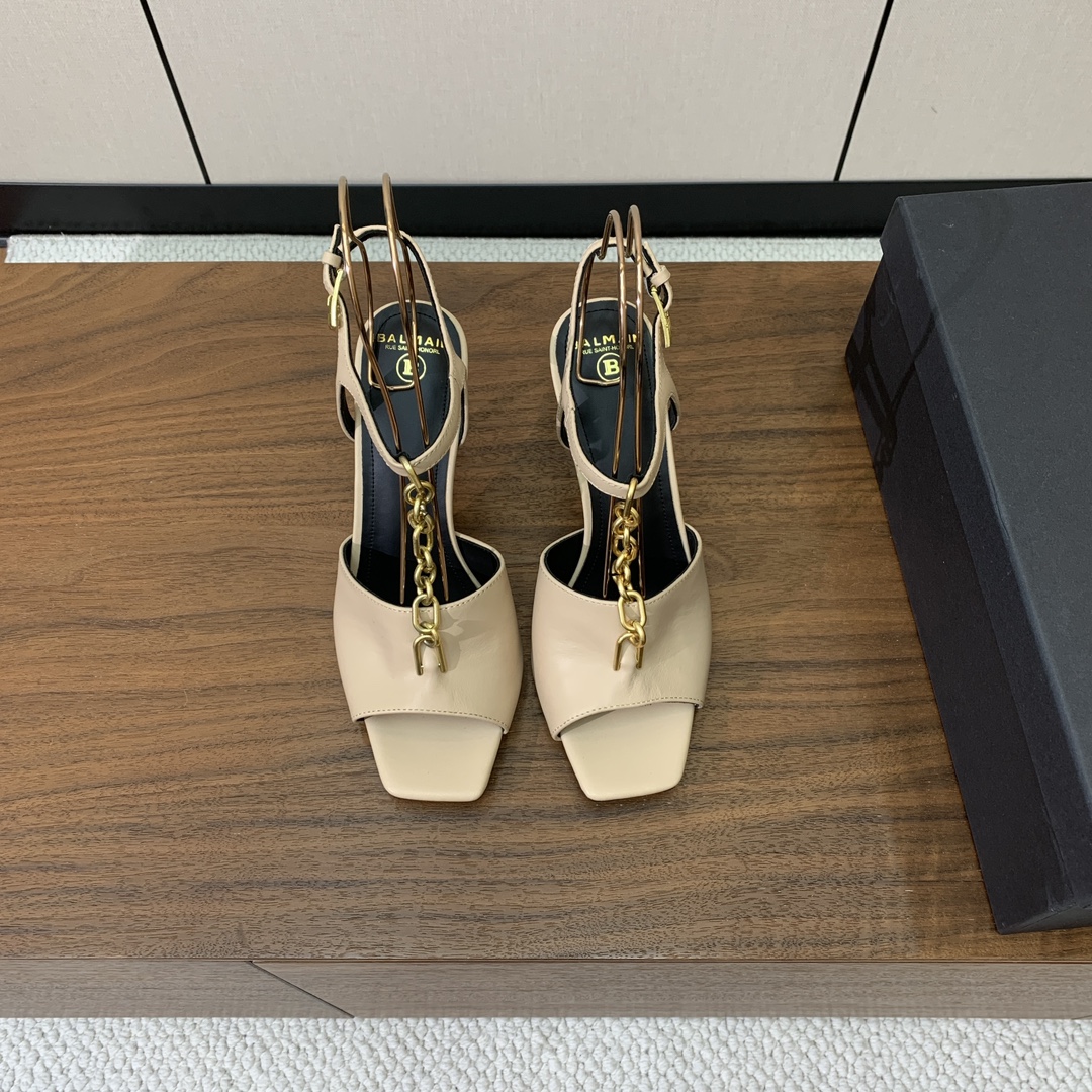 【Bal*ain】链条高跟凉鞋。愈发別致出众，无敌气场、无敌好看。鞋面牛皮，牛皮垫脚。真皮大底。跟高9.