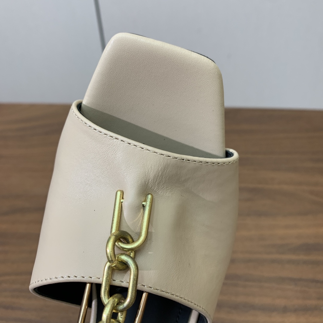 【Bal*ain】链条高跟凉鞋。愈发別致出众，无敌气场、无敌好看。鞋面牛皮，牛皮垫脚。真皮大底。跟高9.