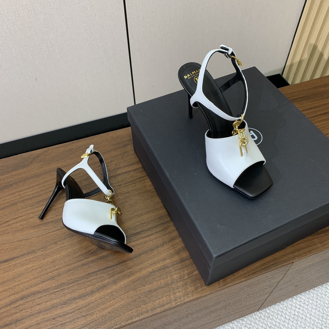 【Bal*ain】链条高跟凉鞋。愈发別致出众，无敌气场、无敌好看。鞋面牛皮，牛皮垫脚。真皮大底。跟高9.