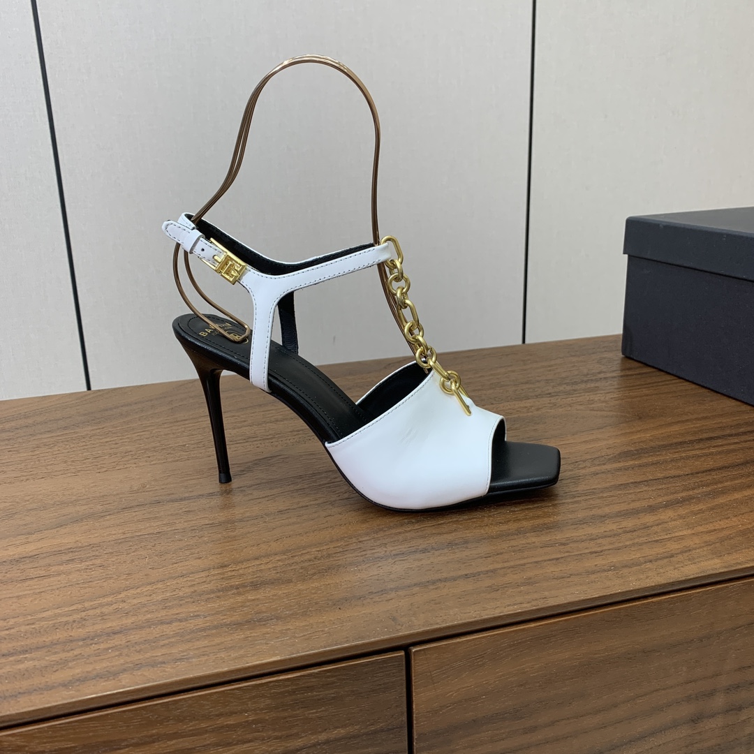 【Bal*ain】链条高跟凉鞋。愈发別致出众，无敌气场、无敌好看。鞋面牛皮，牛皮垫脚。真皮大底。跟高9.