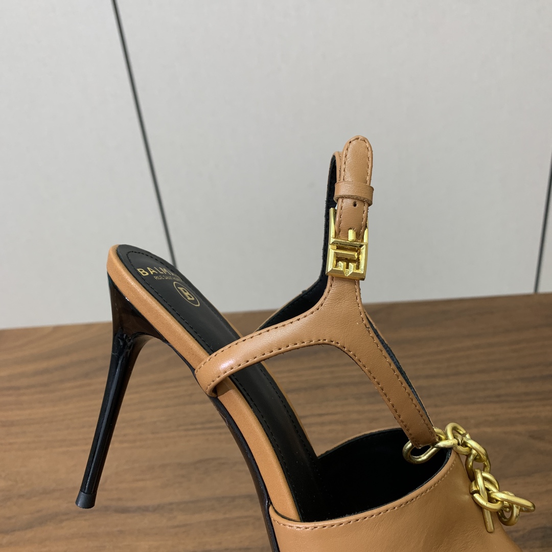【Bal*ain】链条高跟凉鞋。愈发別致出众，无敌气场、无敌好看。鞋面牛皮，牛皮垫脚。真皮大底。跟高9.