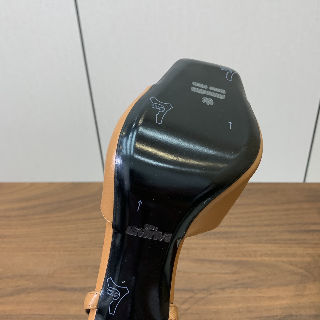 【Bal*ain】链条高跟凉鞋。愈发別致出众，无敌气场、无敌好看。鞋面牛皮，牛皮垫脚。真皮大底。跟高9.