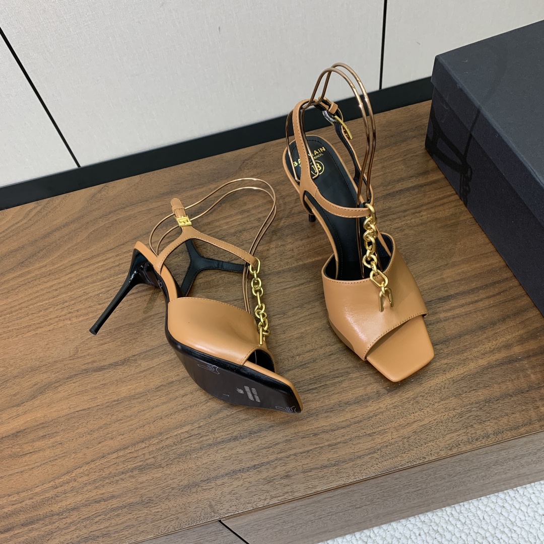 【Bal*ain】链条高跟凉鞋。愈发別致出众，无敌气场、无敌好看。鞋面牛皮，牛皮垫脚。真皮大底。跟高9.
