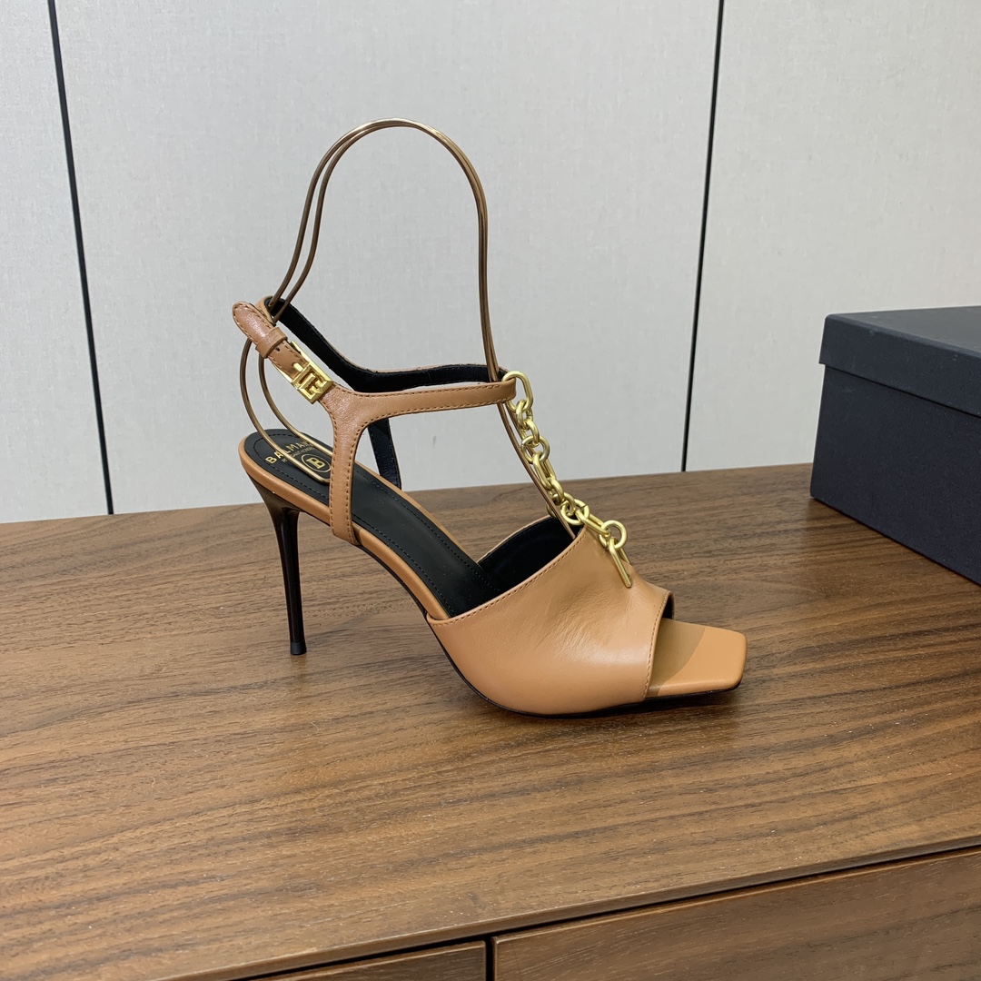 【Bal*ain】链条高跟凉鞋。愈发別致出众，无敌气场、无敌好看。鞋面牛皮，牛皮垫脚。真皮大底。跟高9.