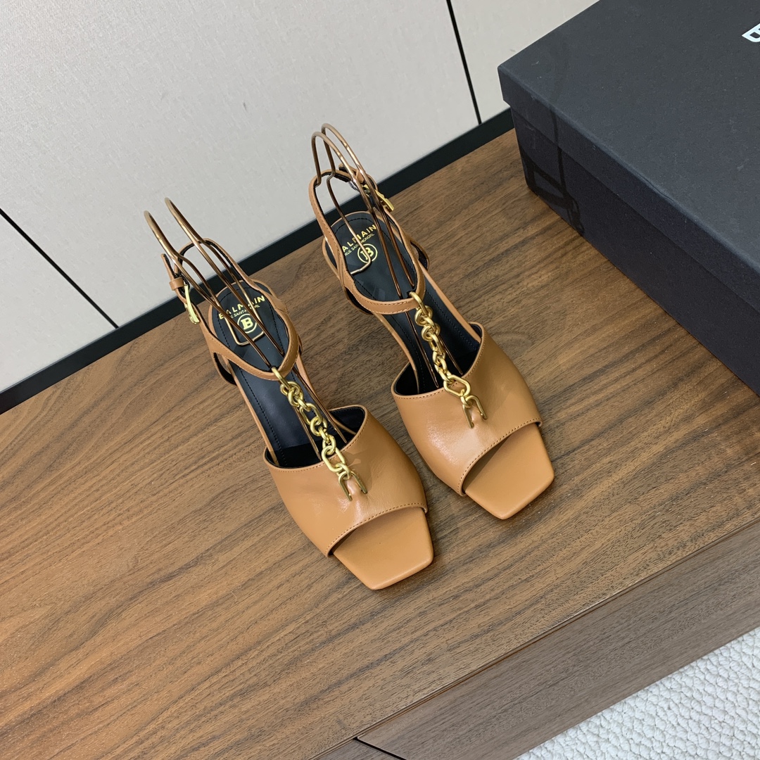 【Bal*ain】链条高跟凉鞋。愈发別致出众，无敌气场、无敌好看。鞋面牛皮，牛皮垫脚。真皮大底。跟高9.