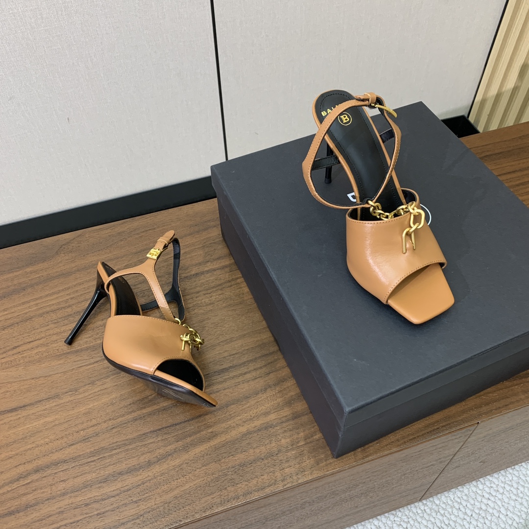 【Bal*ain】链条高跟凉鞋。愈发別致出众，无敌气场、无敌好看。鞋面牛皮，牛皮垫脚。真皮大底。跟高9.