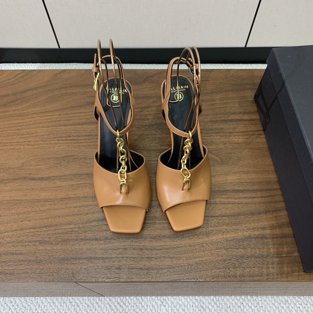 【Bal*ain】链条高跟凉鞋。愈发別致出众，无敌气场、无敌好看。鞋面牛皮，牛皮垫脚。真皮大底。跟高9.