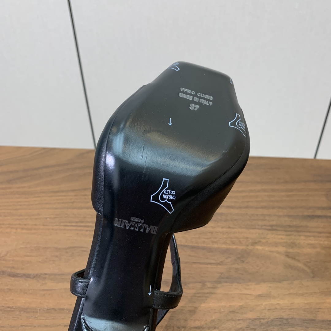 【Bal*ain】链条高跟凉鞋。愈发別致出众，无敌气场、无敌好看。鞋面牛皮，牛皮垫脚。真皮大底。跟高9.