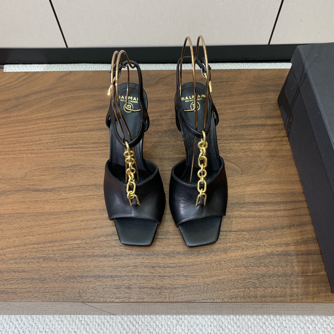 【Bal*ain】链条高跟凉鞋。愈发別致出众，无敌气场、无敌好看。鞋面牛皮，牛皮垫脚。真皮大底。跟高9.