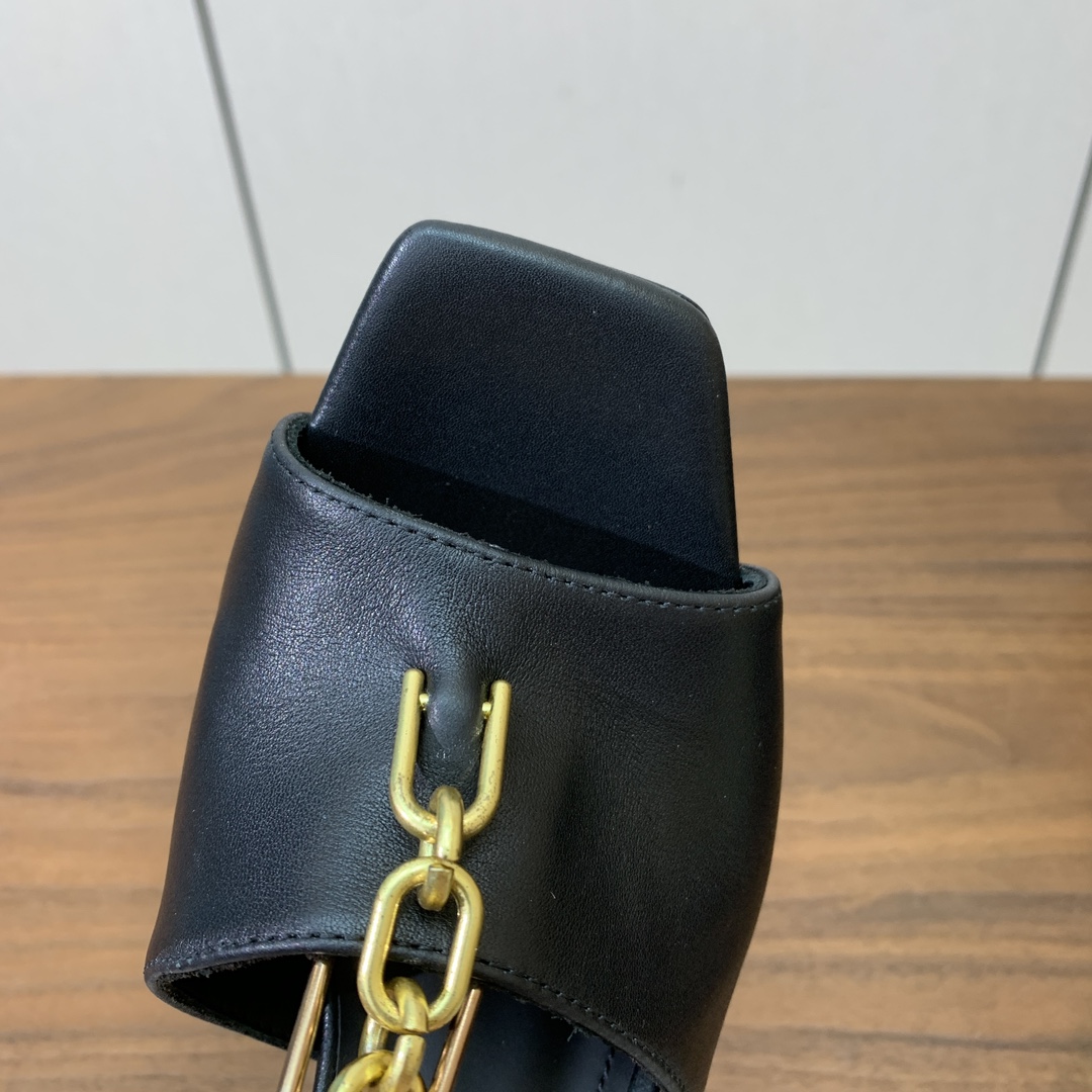 【Bal*ain】链条高跟凉鞋。愈发別致出众，无敌气场、无敌好看。鞋面牛皮，牛皮垫脚。真皮大底。跟高9.