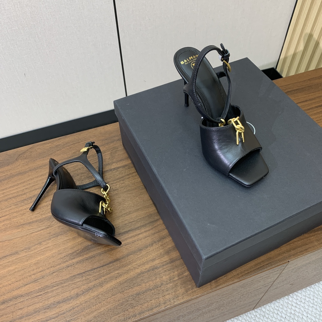 【Bal*ain】链条高跟凉鞋。愈发別致出众，无敌气场、无敌好看。鞋面牛皮，牛皮垫脚。真皮大底。跟高9.