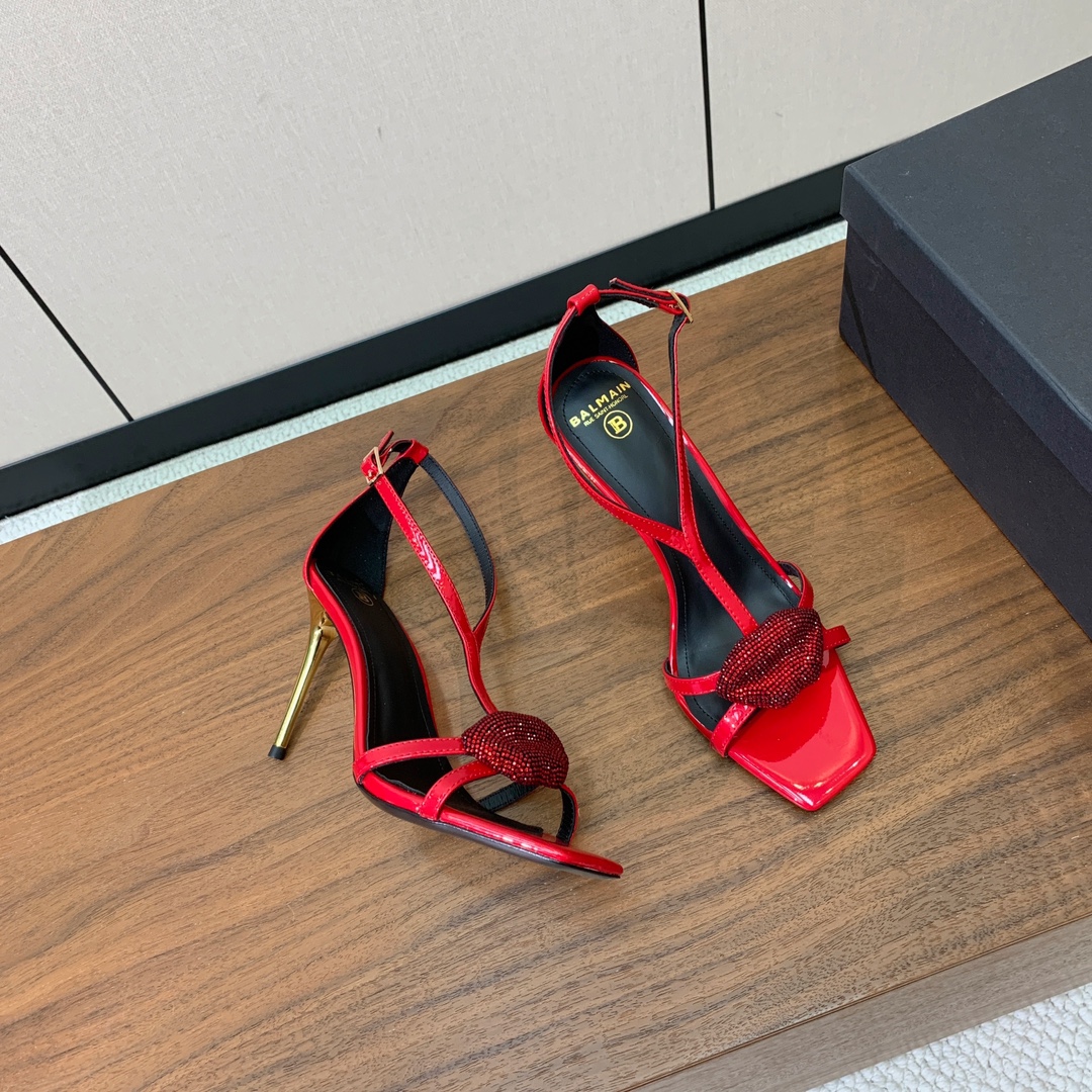 【Bal*ain】嘴唇钻扣高跟凉鞋。愈发別致出众，无敌气场、无敌好看。鞋面漆皮。牛皮垫脚。真皮大底。跟高