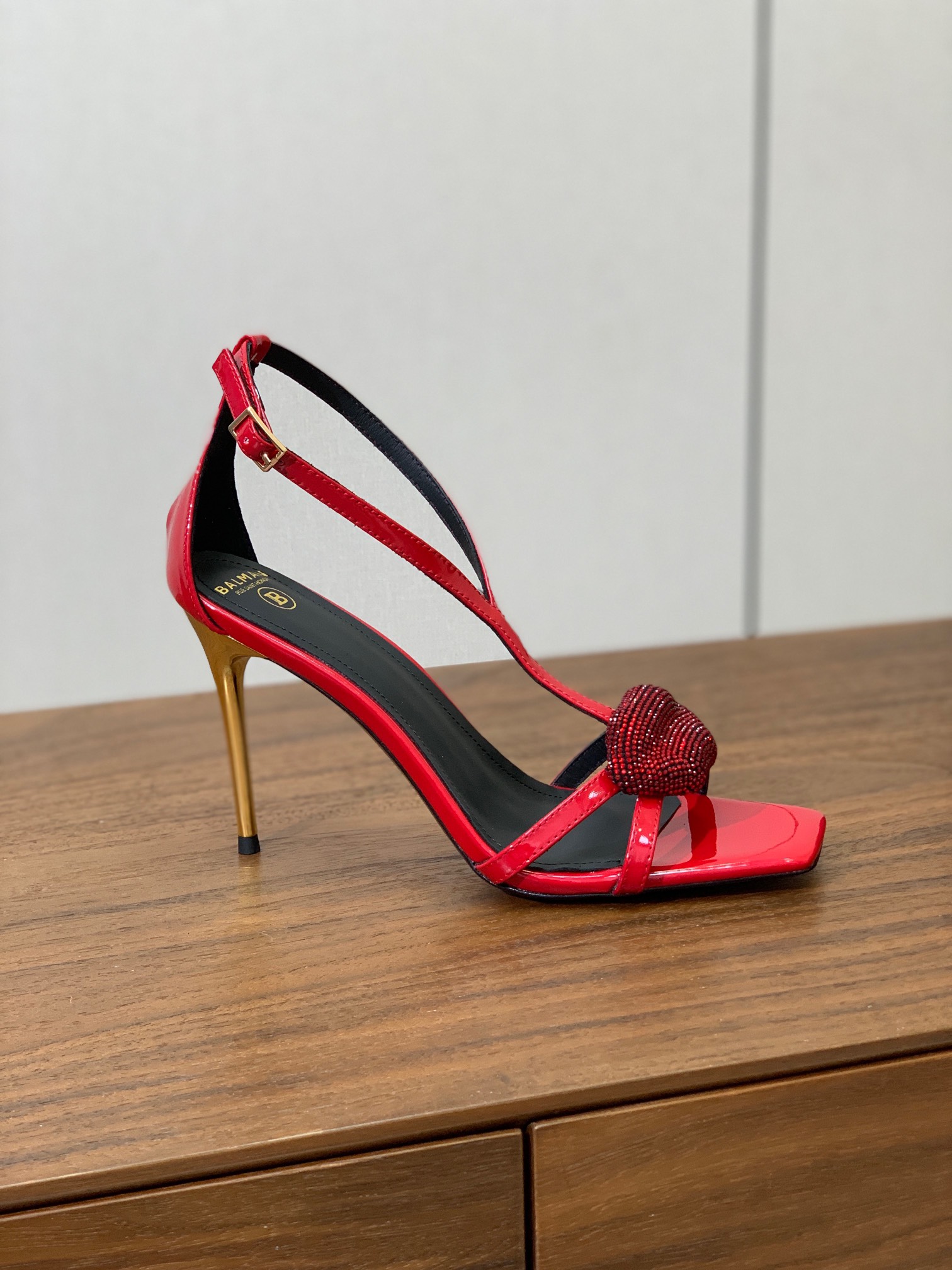 【Bal*ain】嘴唇钻扣高跟凉鞋。愈发別致出众，无敌气场、无敌好看。鞋面漆皮。牛皮垫脚。真皮大底。跟高