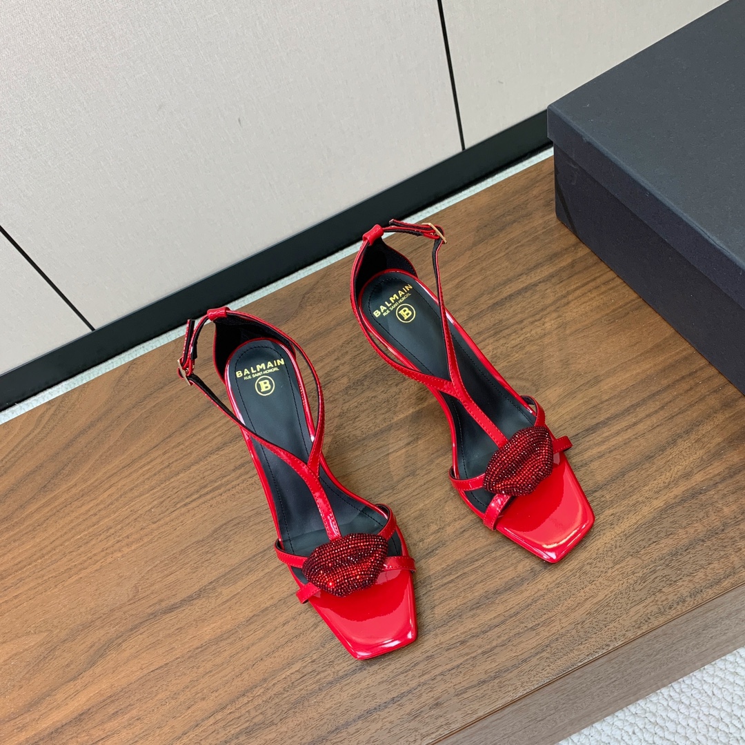 【Bal*ain】嘴唇钻扣高跟凉鞋。愈发別致出众，无敌气场、无敌好看。鞋面漆皮。牛皮垫脚。真皮大底。跟高