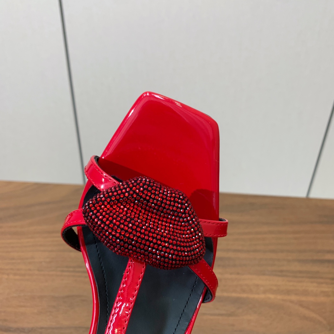 【Bal*ain】嘴唇钻扣高跟凉鞋。愈发別致出众，无敌气场、无敌好看。鞋面漆皮。牛皮垫脚。真皮大底。跟高