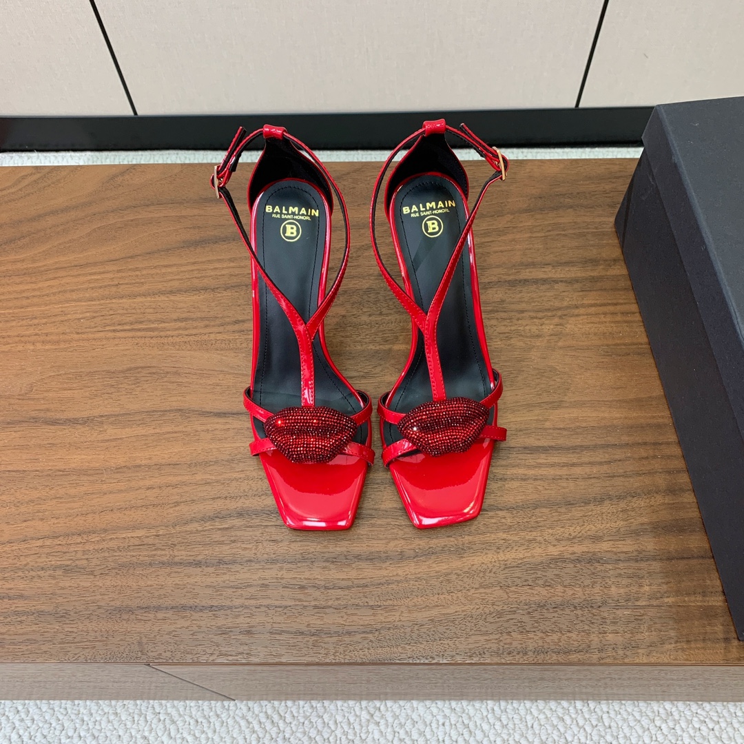 【Bal*ain】嘴唇钻扣高跟凉鞋。愈发別致出众，无敌气场、无敌好看。鞋面漆皮。牛皮垫脚。真皮大底。跟高