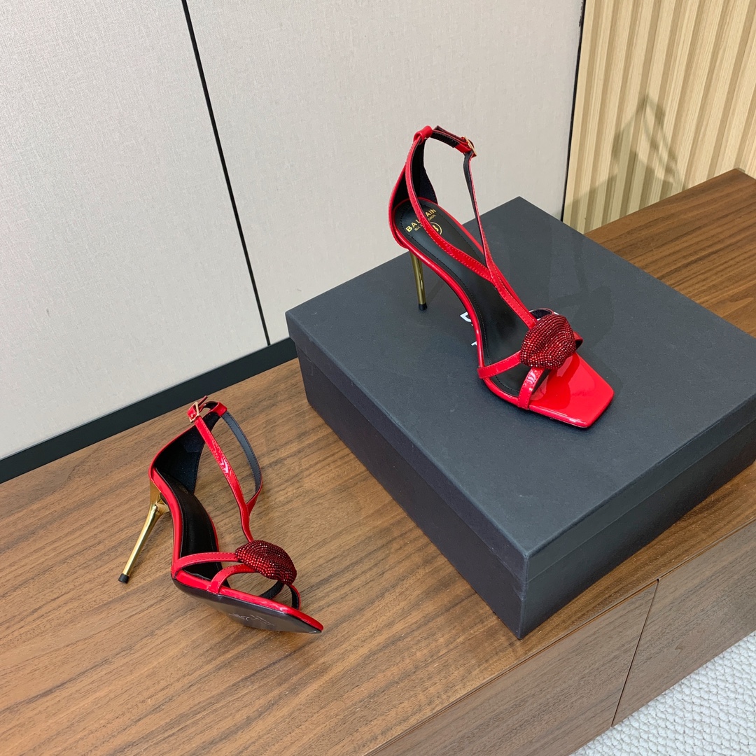 【Bal*ain】嘴唇钻扣高跟凉鞋。愈发別致出众，无敌气场、无敌好看。鞋面漆皮。牛皮垫脚。真皮大底。跟高