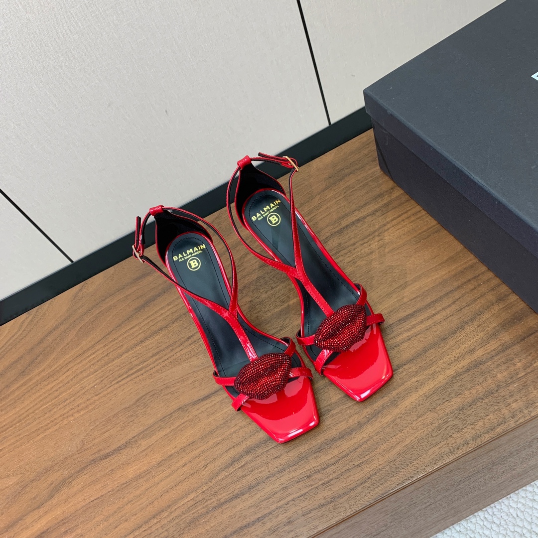 【Bal*ain】嘴唇钻扣高跟凉鞋。愈发別致出众，无敌气场、无敌好看。鞋面漆皮。牛皮垫脚。真皮大底。跟高