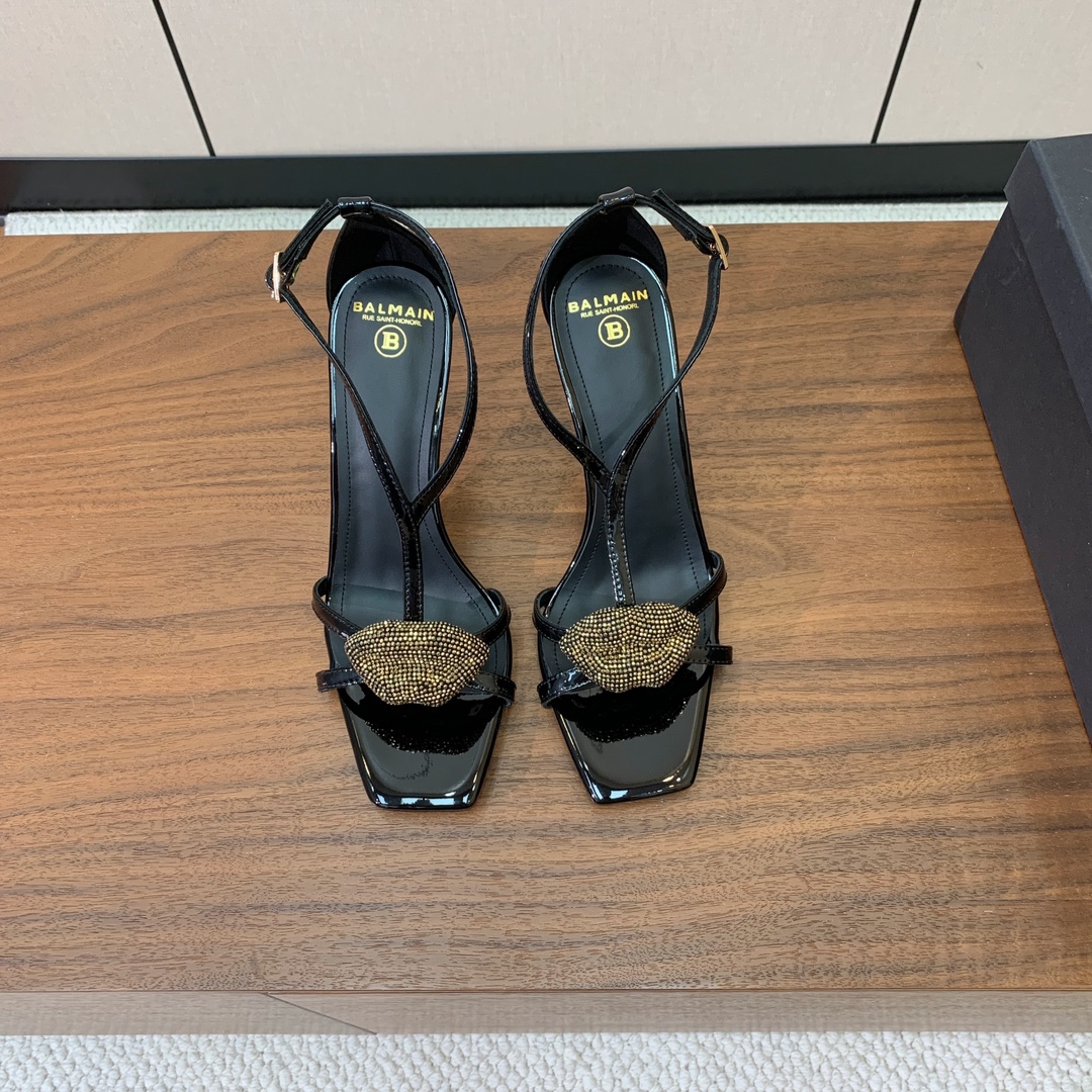 【Bal*ain】嘴唇钻扣高跟凉鞋。愈发別致出众，无敌气场、无敌好看。鞋面漆皮。牛皮垫脚。真皮大底。跟高