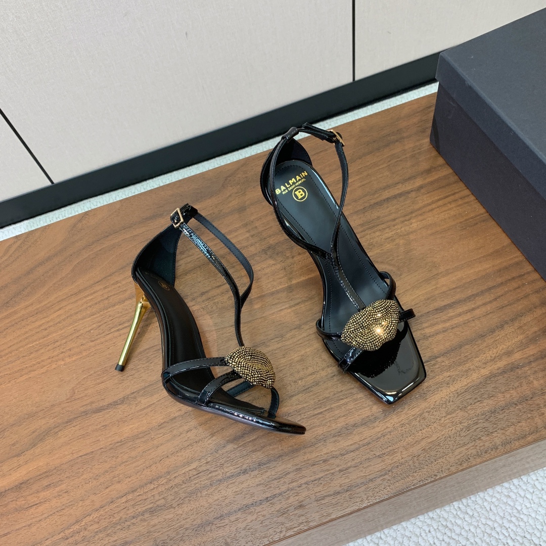【Bal*ain】嘴唇钻扣高跟凉鞋。愈发別致出众，无敌气场、无敌好看。鞋面漆皮。牛皮垫脚。真皮大底。跟高