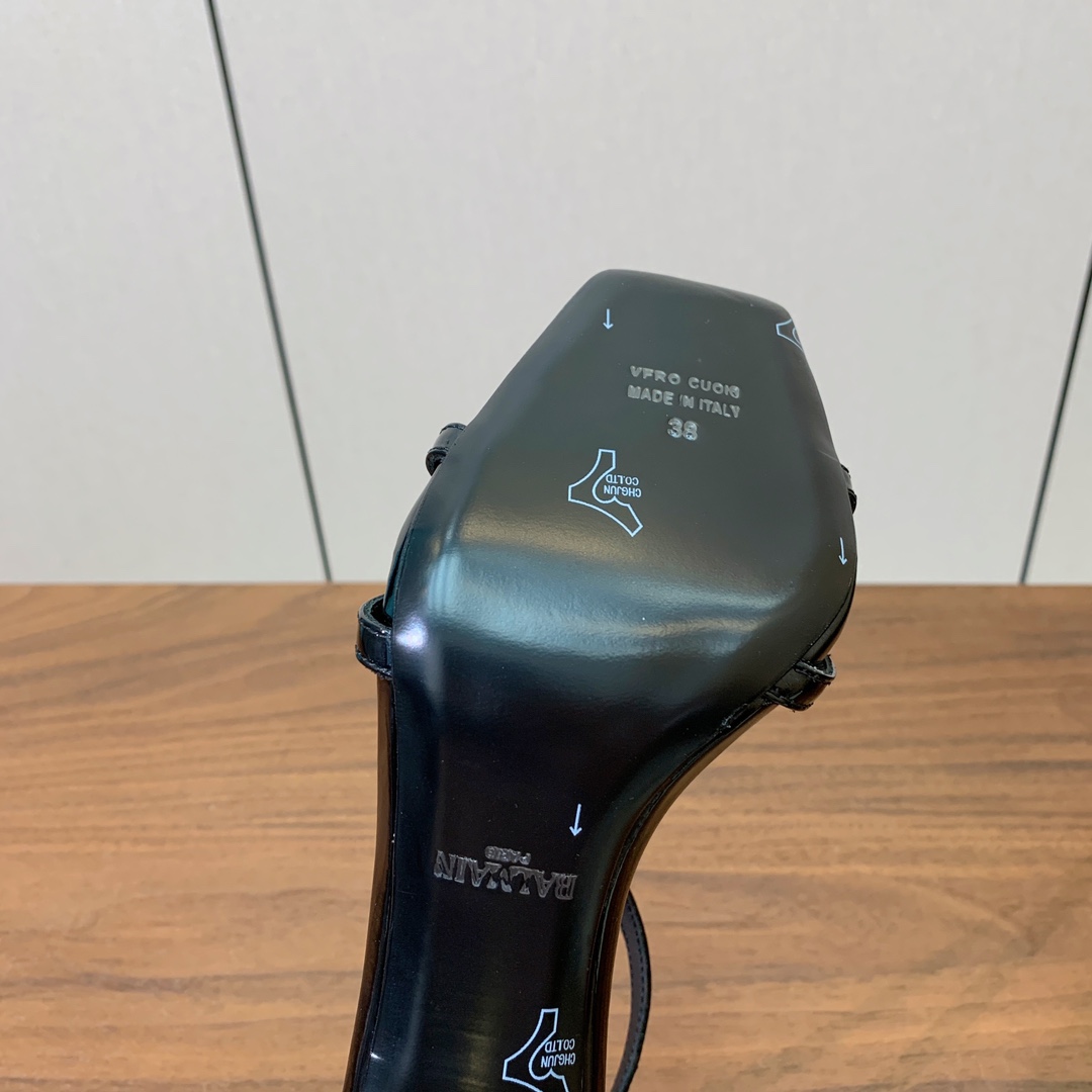 【Bal*ain】嘴唇钻扣高跟凉鞋。愈发別致出众，无敌气场、无敌好看。鞋面漆皮。牛皮垫脚。真皮大底。跟高