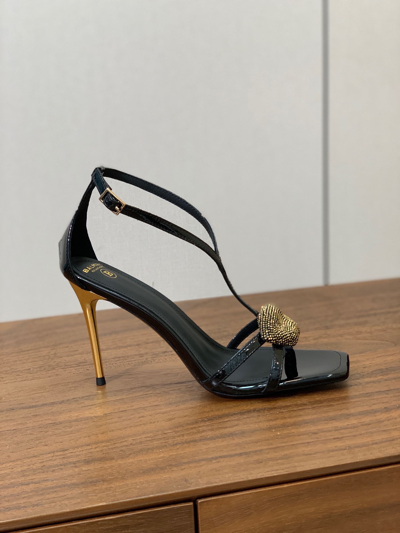【Bal*ain】嘴唇钻扣高跟凉鞋。愈发別致出众，无敌气场、无敌好看。鞋面漆皮。牛皮垫脚。真皮大底。跟高